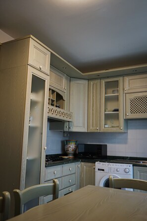 Fridge, microwave, oven, stovetop - a corner between sky and sea (Amalfi)