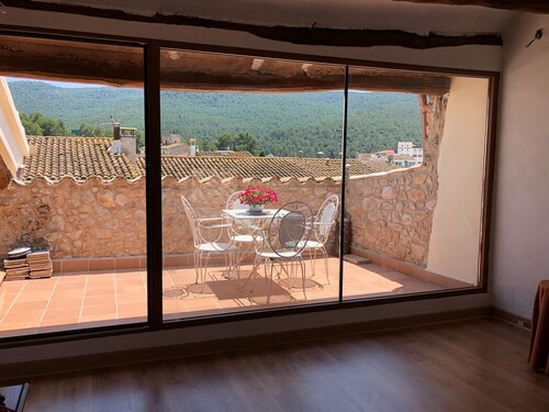 Cal Brikin maalaistalo sijaitsee Sant Joan de Medionassa (Alt Penedés)