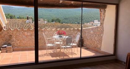 Cal Brikin maalaistalo sijaitsee Sant Joan de Medionassa (Alt Penedés)