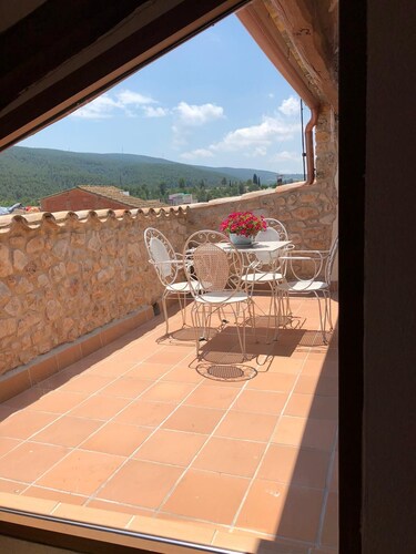 Cal Brikin maalaistalo sijaitsee Sant Joan de Medionassa (Alt Penedés)