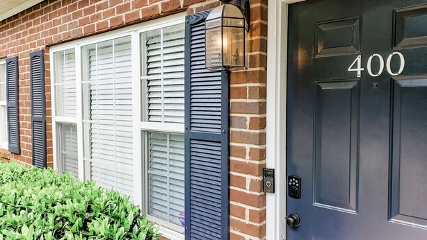A building with a brick facade, a dark blue door marked with the number 400, and white shutters on the windows. - College Town Retreat! Close to UGA and Downtown! (Athens)