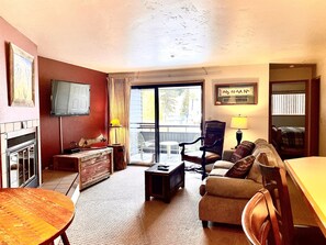 TV connectée, cheminée, livres