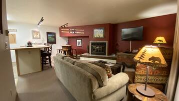 Smart TV, caminetto, libri