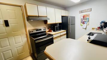 Frigorifero, microonde, forno, piano cottura