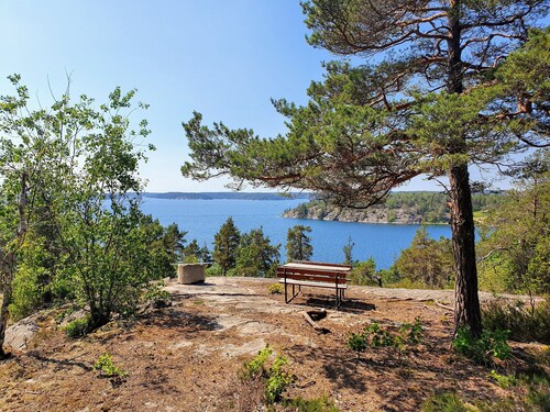 Cozy guest house on Ingarö in the Stockholm archipelago. Breakfast / bike / canoe ..