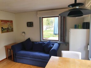 Smart TV - Cozy guest house on Ingarö in the Stockholm archipelago. Breakfast / bike / canoe .. (Ingarö)
