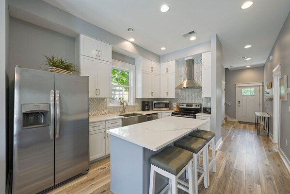 Jääkaappi, mikroaaltouuni, uuni, liesi