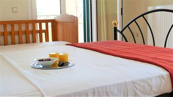 4 habitaciones, tabla de planchar con plancha, wifi y ropa de cama