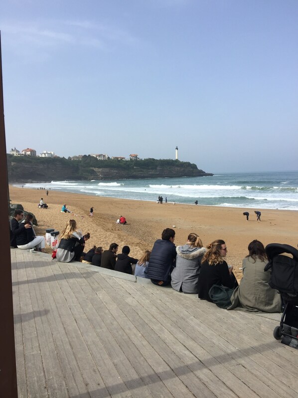 Rannalla, aurinkotuoleja