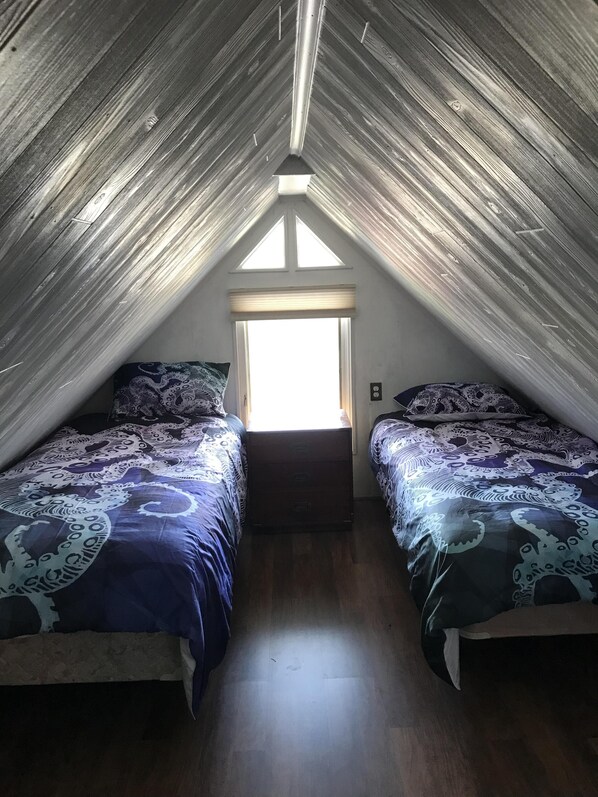 3 bedrooms, iron/ironing board, WiFi, bed sheets - Historic Thompson House (Valdez)