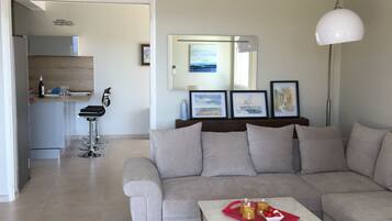 Televisie, een tafeltennistafel en boeken