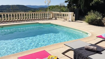 Een buitenzwembad en een verwarmd zwembad