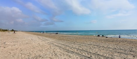 Playa en los alrededores, camastros y toallas de playa