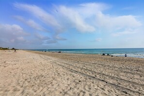 Beach nearby, sun-loungers, beach towels - 1Bed/1Bath Downstairs Cottage, Steps to the Ocean, Perfect for Couples (Cocoa Beach)
