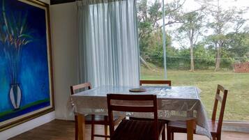 Stórt Deluxe-einbýlishús - 2 tvíbreið rúm | 1 svefnherbergi, ókeypis þráðlaus nettenging