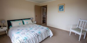4 bedrooms, iron/ironing board - Family Tides - 7 Koerber St. Large family home. (BERMAGUI)