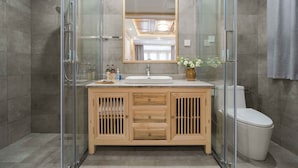 Elite Room, Garden View | Bathroom | Shower, rainfall showerhead, free toiletries, hair dryer - One Hidden Heart Inn (Lijiang)