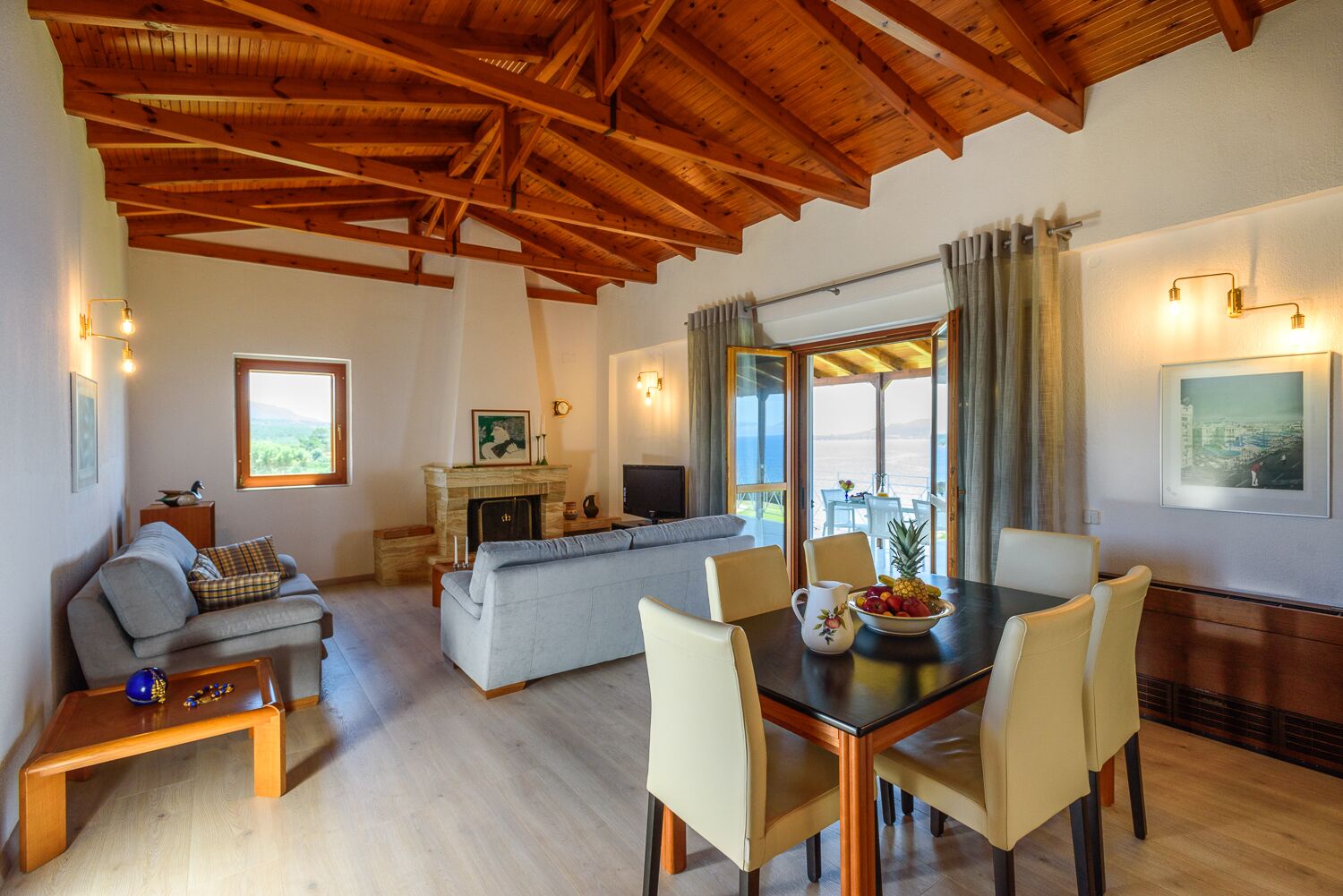 Een televisie, een open haard, een dvd-speler en een stereo