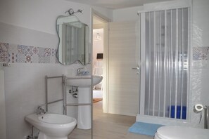 Habitación doble | Baño | Bañera profunda, cabezal de ducha tipo lluvia, secador de pelo y bidé