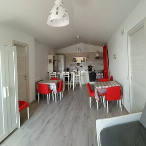 Grand réfrigérateur, four, plaque de cuisson