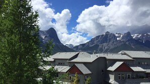 Zona residencial con casas de tejados inclinados y montañas al fondo.