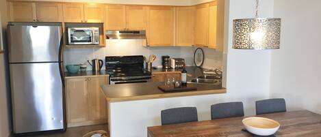 冷蔵庫、電子レンジ、オーブン、コンロ