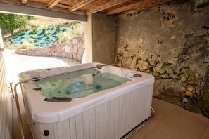 屋内スパ浴槽