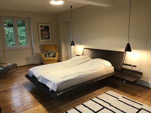 3 室のベッドルーム、デスク、アイロン / アイロン台、旅行用ベビーベッド