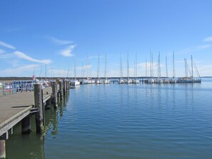 A marina with multiple sailboats docked along a wooden pier. - Reusenhaus South in Breege (Breege)