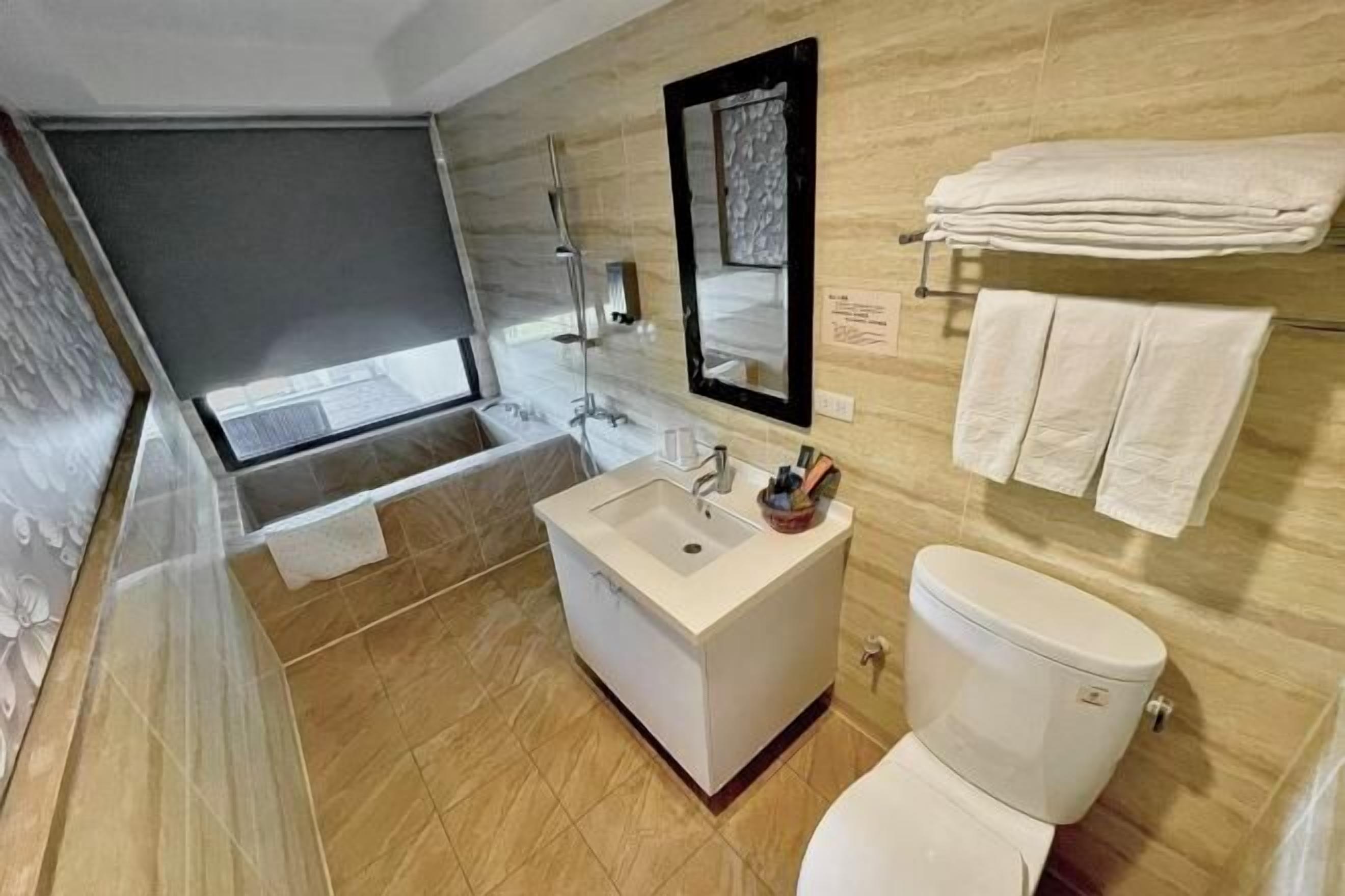 อ่างอาบน้ำและฝักบัวแยกจากกัน, อ่างแช่น้ำพุร้อน, เรนชาวเวอร์