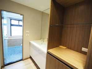 Habitació triple Elite | 1 dormitori, escriptori, cortines opaques i habitacions insonoritzades