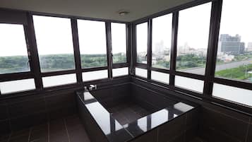 Deluxe Quadruple Room | Deep soaking bathtub