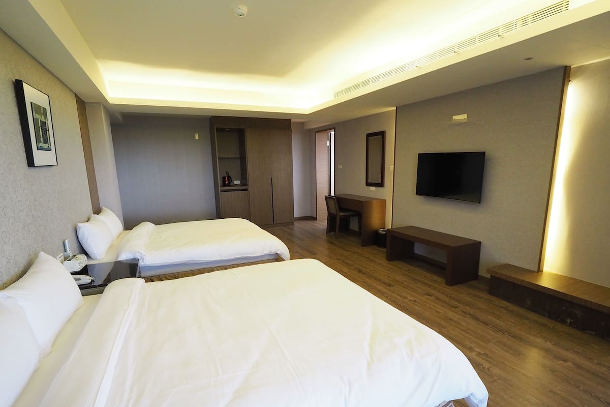デラックス 4 人部屋 | デスク、遮光カーテン、防音設備、WiFi (無料)