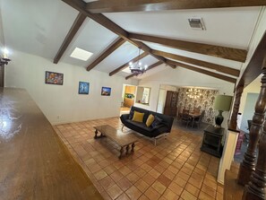 TV connectée, cheminée, livres