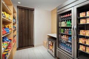 Zona de venta automática con diversos aperitivos y bebidas.