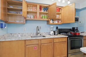 Microwave, cookware/dishes/utensils