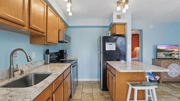 Frigorífico, microondas, horno y placa de cocina