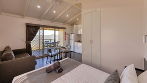 Studio, Lake View | Bed sheets - Lake Boga Caravan Park (Lake Boga)