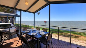 Deluxe Cabin, Lake View | Terrace/patio - Lake Boga Caravan Park (Lake Boga)