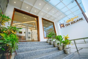 Property entrance - HOTEL TEN SQUARE - 5 Minutes from The Taj Mahal (Agra)