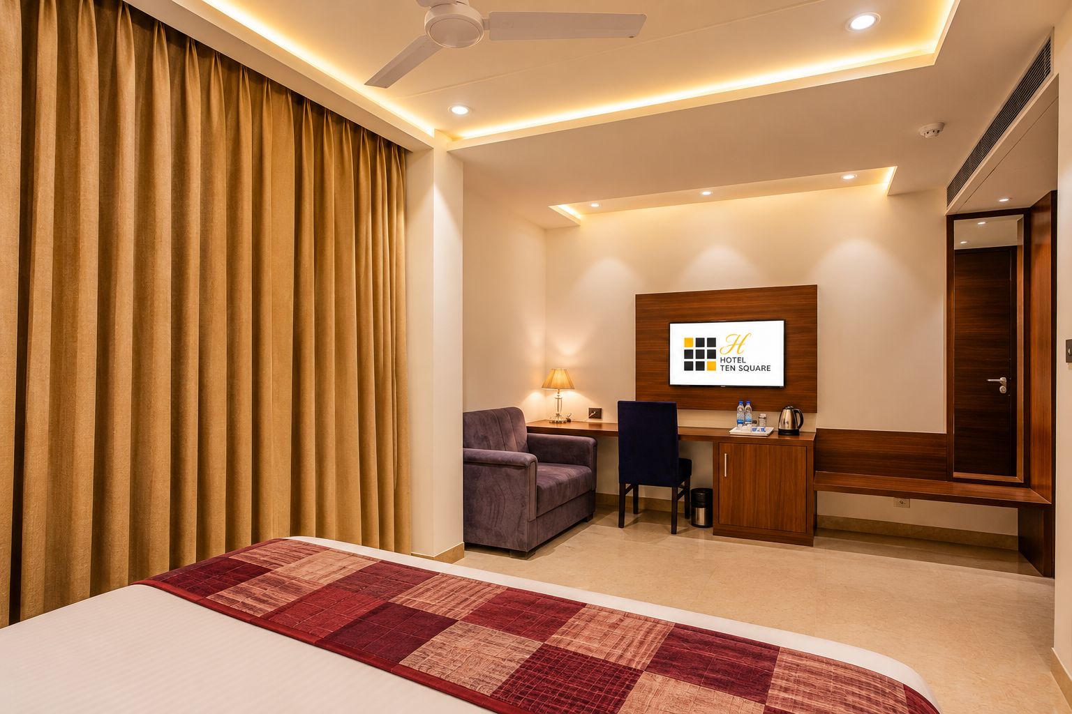 Una habitación de hotel con una cama, un escritorio, una silla, un televisor y un armario.