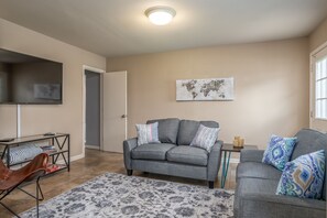 Smart-TV, Tischtennisplatte, Stereoanlage