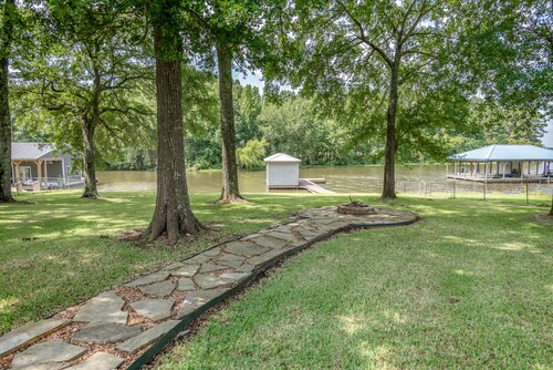 Spacious Lakefront Retreat - Sleeps 10 - Kayaks, Fishing, & Game Room.