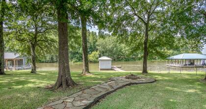 Spacious Lakefront Retreat - Sleeps 10 - Kayaks, Fishing, & Game Room.