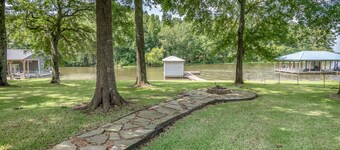 Spacious Lakefront Retreat - Sleeps 10 - Kayaks, Fishing, & Game Room.