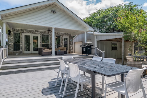 Spacious Lakefront Retreat - Sleeps 10 - Kayaks, Fishing, & Game Room.