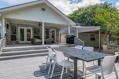 Spacious Lakefront Retreat - Sleeps 10 - Kayaks, Fishing, & Game Room.