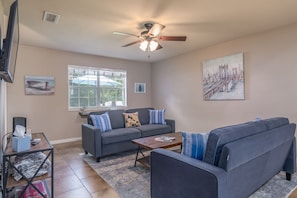 Smart TV, ping pong, stereo - Comfortable & Family Friendly Lake Front Ranch that Sleeps 10 (Bullard)