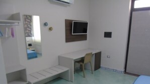 Une chambre avec un bureau, une chaise et un lit.