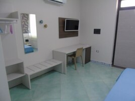 舒适三人房, 多张床 | 高档床上用品、遮光窗帘、婴儿床、免费 WiFi